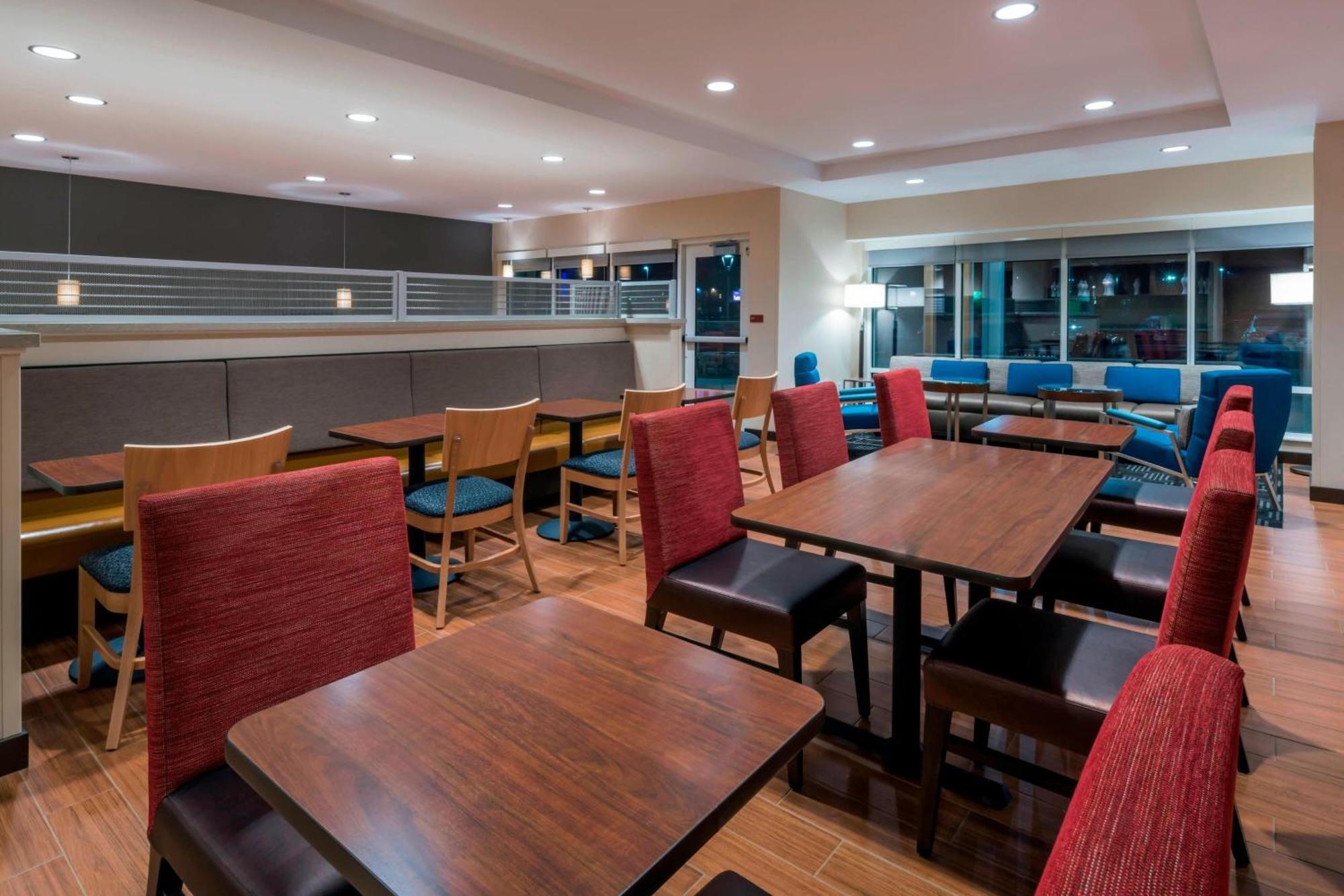 Towneplace Suites By Marriott Hays Εξωτερικό φωτογραφία